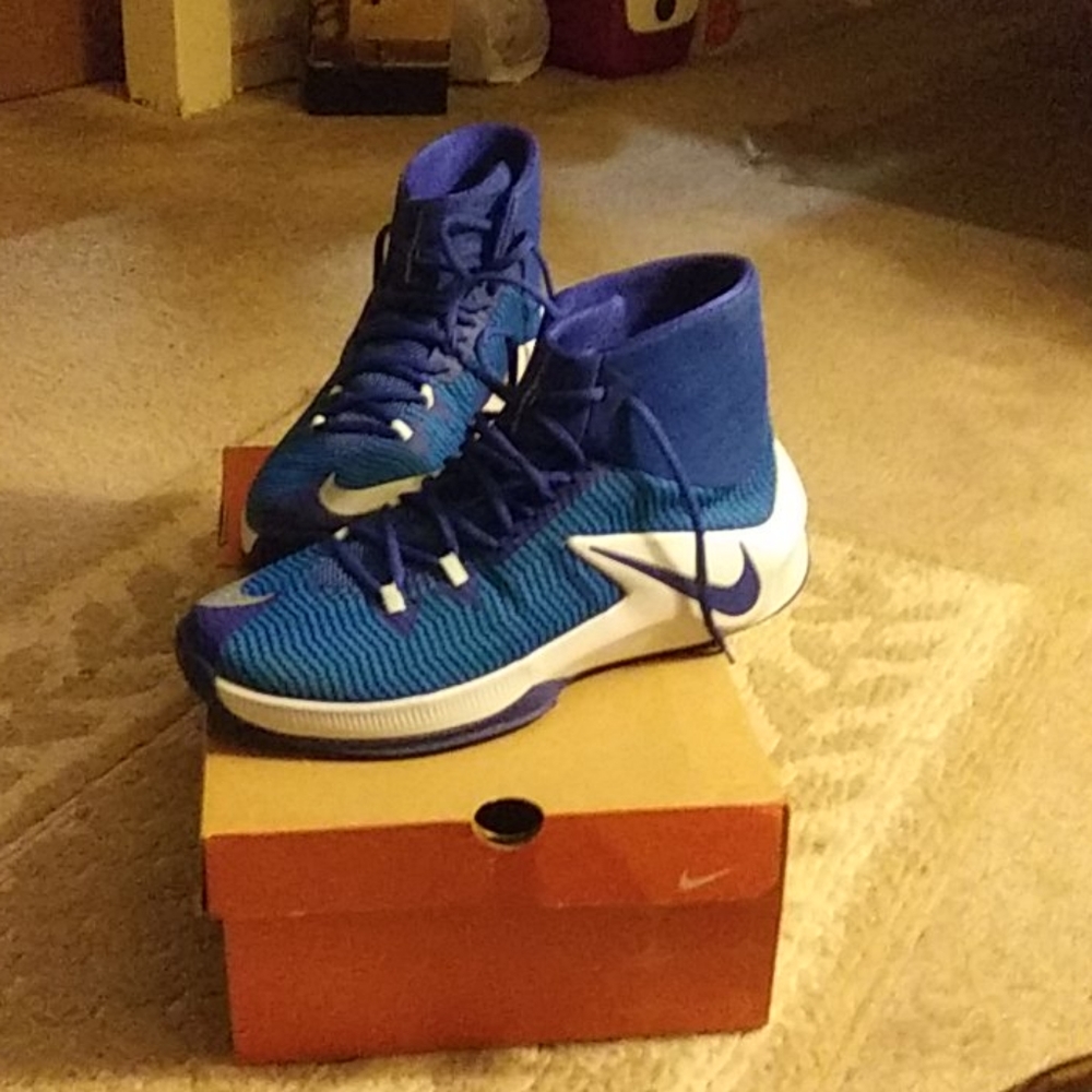 Tennis shoes